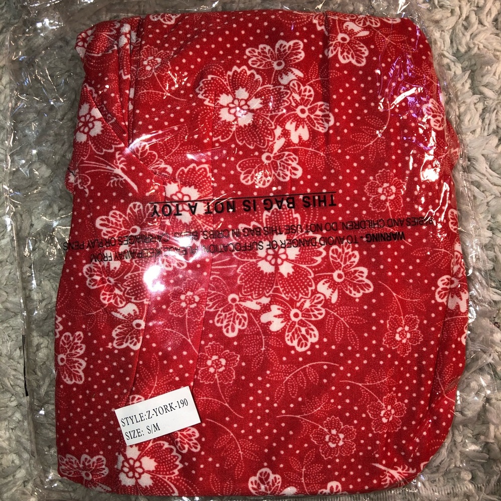 BRAND NEW super cute valentine day leggings 😍